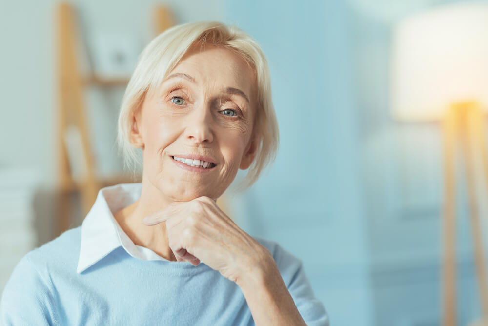 Best Ager Frau nachdenklich über Kreditbewährung