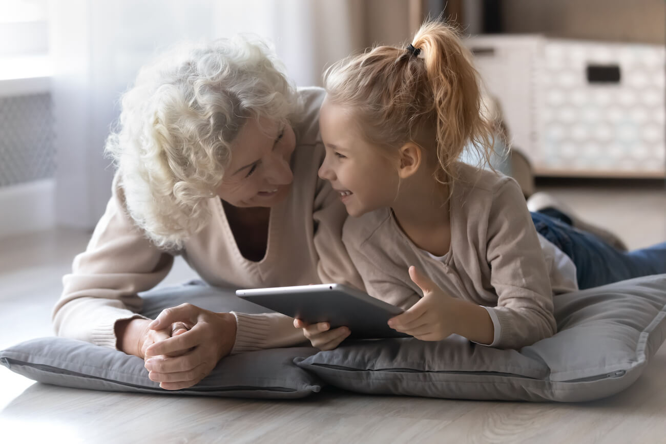 Oma mit Enkelin Behaglichkeit und Komfort