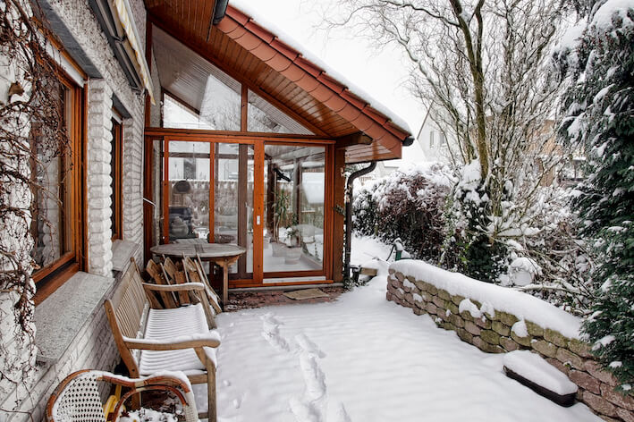 Verschneiter Wintergartenanbau aus Holz